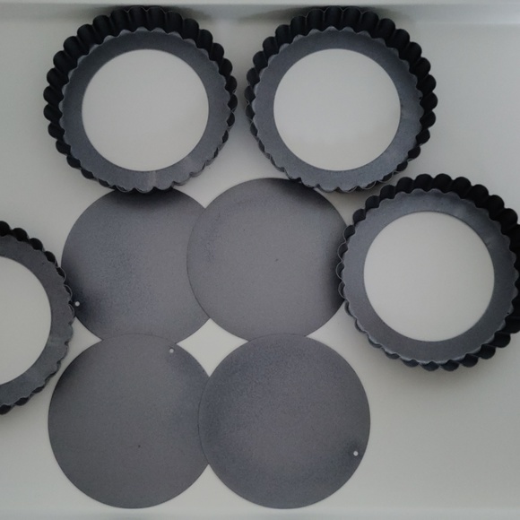 4 Tart pans with easy bottom release - Picture 2 of 9